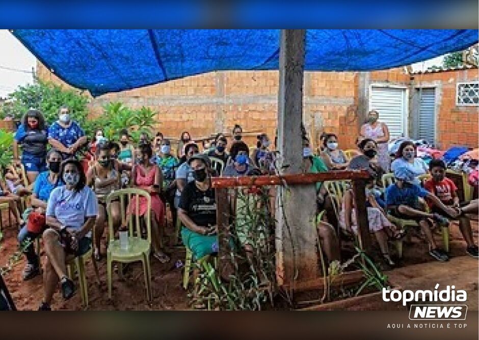 Famílias sendo atendidas em espaço improvisado