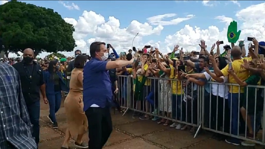 Bolsonaro acena para apoiadores no dia do seu aniversário