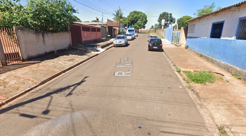 Homem ficou sentado na rua enquanto esperava atendimento