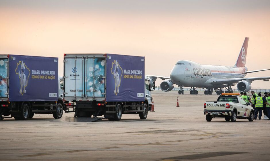 O voo com os insumos chegou hoje, no Aeroporto do Galeão