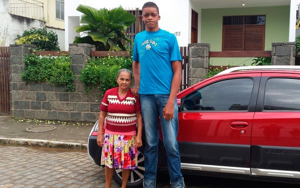 Foto de Rodrigo com 17 anos e 2,18 metros de altura quando morava com a avó, em 2016
