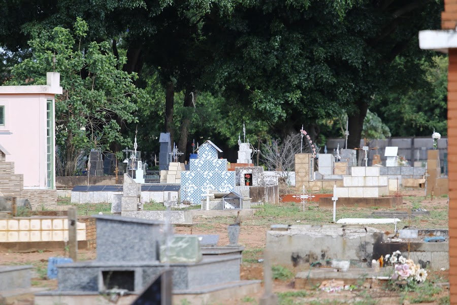 Cemitérios cheios em todo o país
