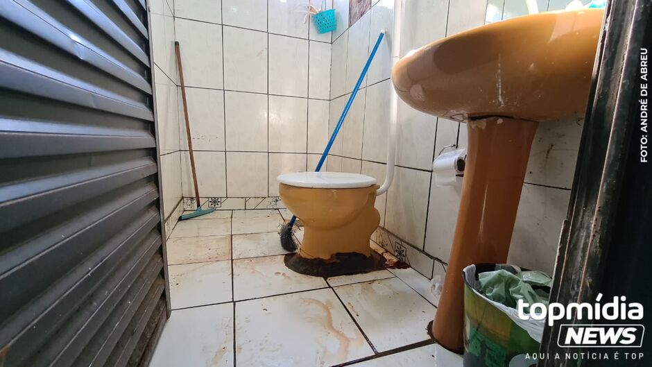 Vítima estava tomando banho, quando o acusado tentou entrar