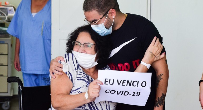 Filho chora e abraça a mãe na saída do hospital