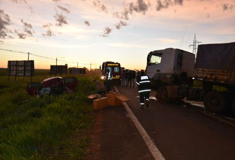 Passageiro do carro de passeio morreu no local do acidente