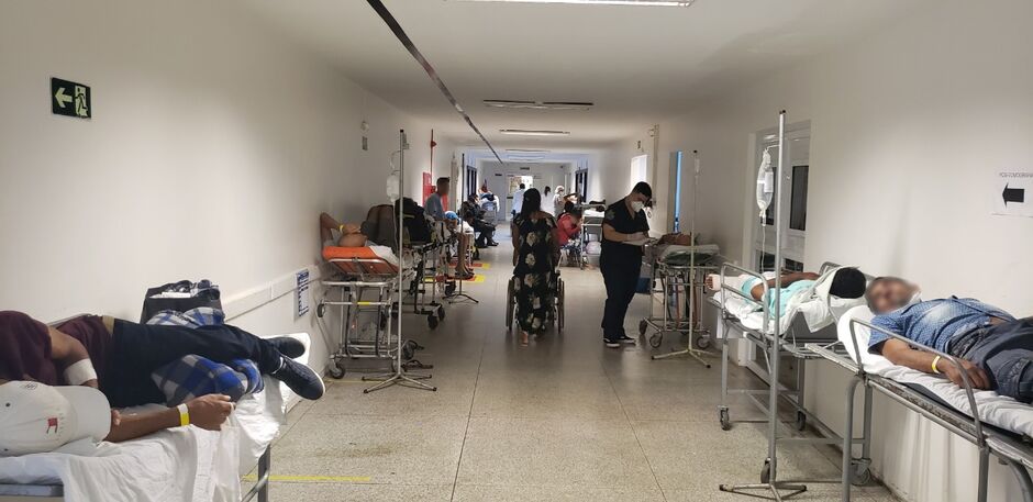 Conforme a assessoria, somente na área vermelha do Pronto-socorro, há 20 pacientes em atendimento, sendo a capacidade para 6 pacientes graves