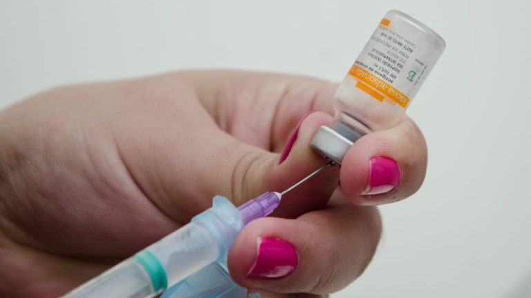 No ato da vacinação, é obrigatório a apresentação da carteirinha do pré-natal e do laudo médico autorizativo