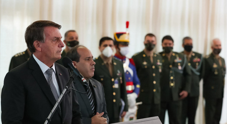 Jair Bolsonaro culpa mais uma vez governadores e prefeitos pela crise