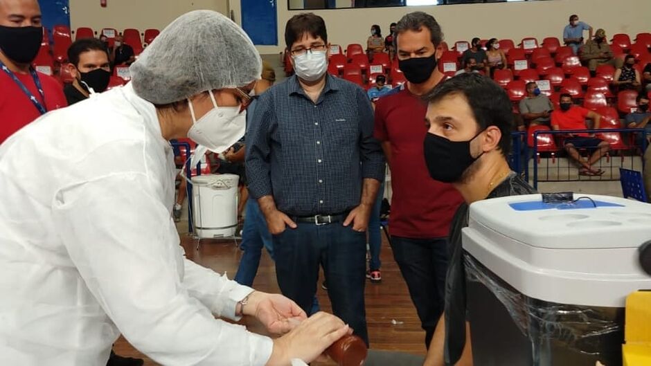 Prefeito Marquinhos Trad e Secretário de Saúde José Mauro acompanham vacinação