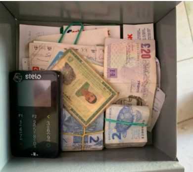 Na casa, os policiais encontraram talonários de cheques, dinheiro, cartões e roupas etiquetadas
