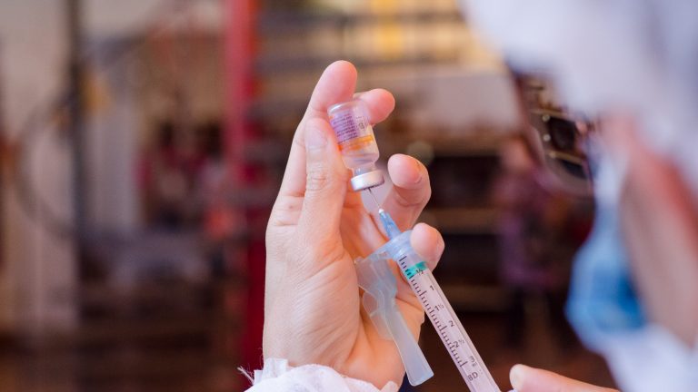 2° dose da CoronaVac é aplicada em público vacinado até 1° de abril