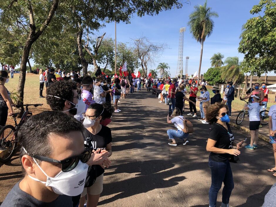 Muitos aderiram as mascaras para protestar contra o presidente