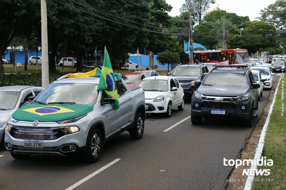 Em Campo Grande, pelo menos 10 mil pessoas participaram do ato em seus carros