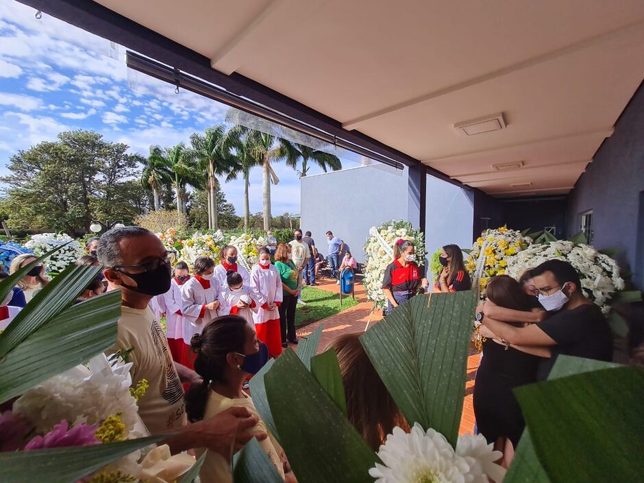 Familiares se abraçam na despedida de Matheus