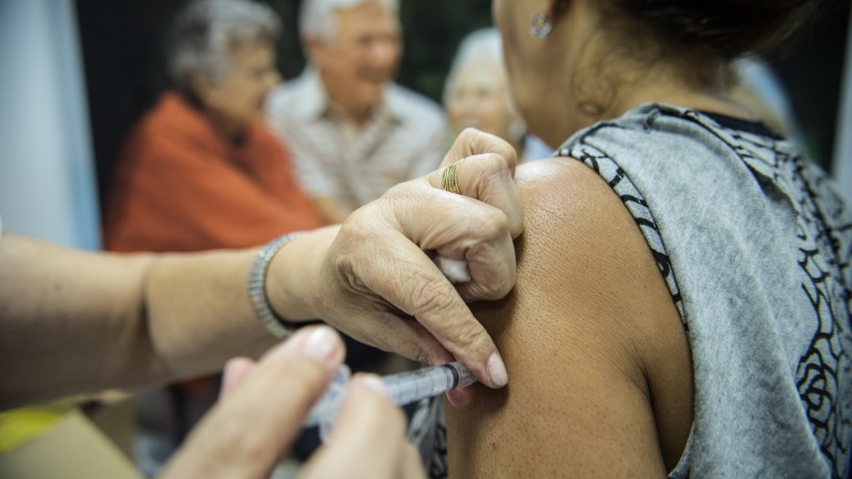 Vacinação contra a gripe continua