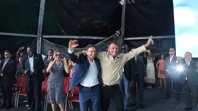 Bolsonaro já dançou com Crivella em evento