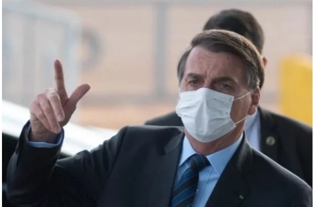 Bolsonaro diz que dá lugar para quem deseja se vacinar