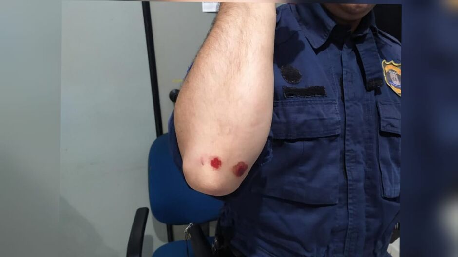 Ele desferiu chutes nos agentes municipais