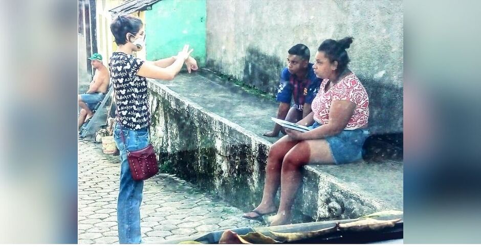 Professora dando aula