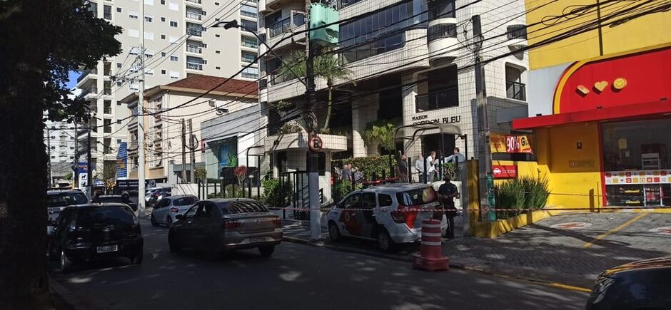 Perícia tirou fotos do prédio após menino cair da sacada em Santos, SP