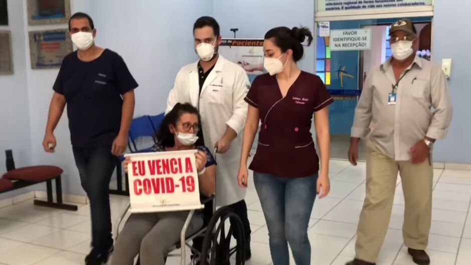 Paciente deixa o hospital após vencer a covid-19