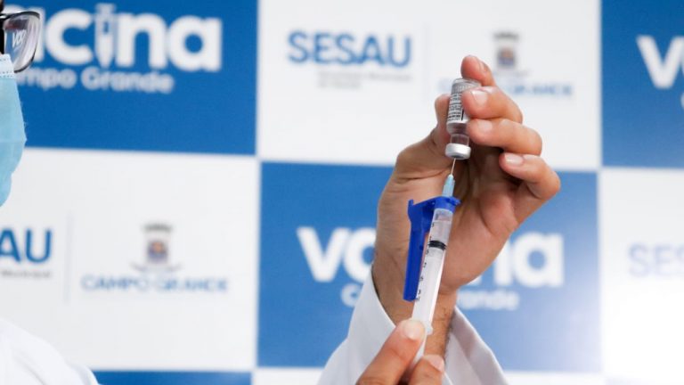 Vacinação contra a covid-19 continua em Campo Grande