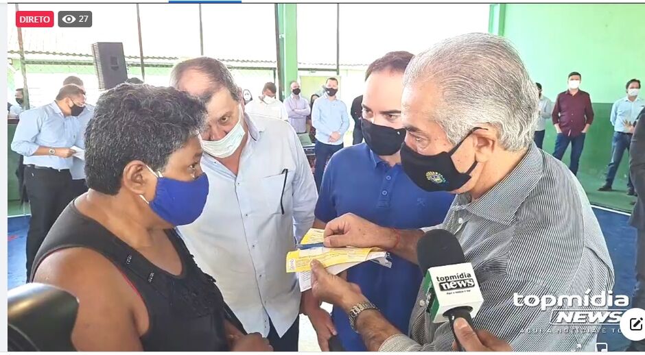 Governador Reinaldo entrega cartão do 'Mais Social'