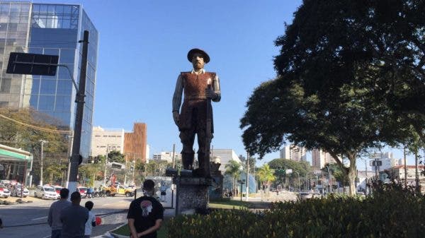 Estátua foi incendiada por criminosos