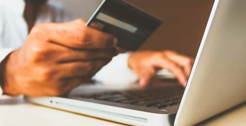 Especialista cita dicas e cuidados que consumidor deve tomar ao optar por comprar on-line