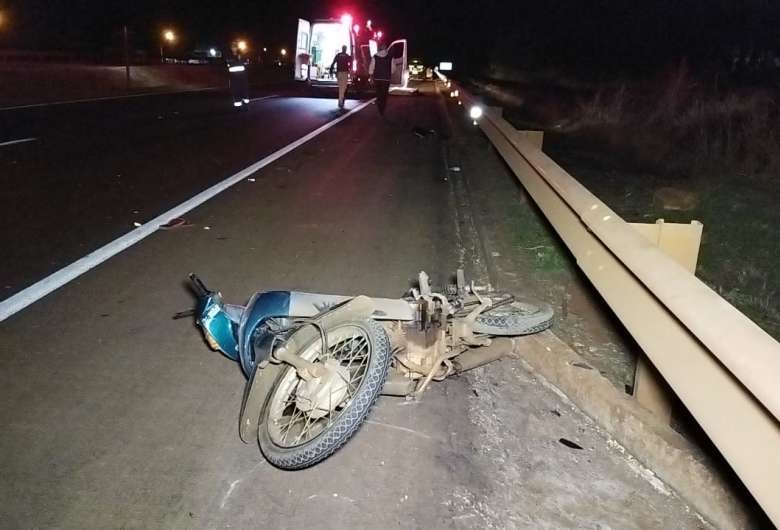 Motociclista tinha 33 anos e morreu antes da chegada do socorro