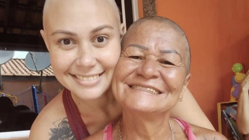 Mãe raspou a cabeça para ficar igual a filha que lutava contra câncer