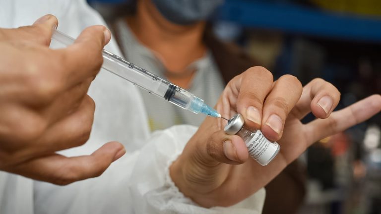Vacinação contra a Covid e a Influenza está disponível nos postos de saúde