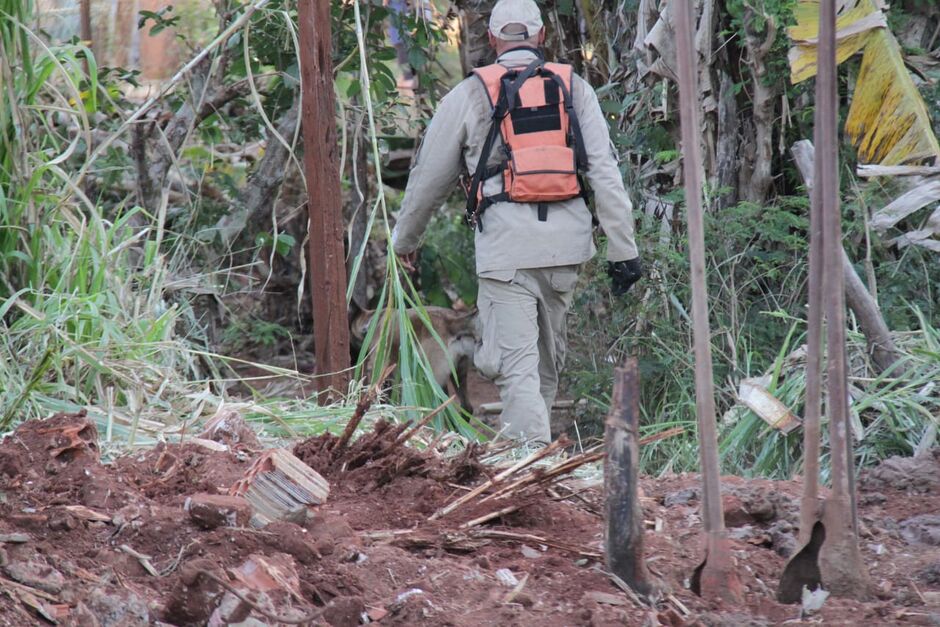 Bombeiros estavam auxiliando nas buscas por mais corpos