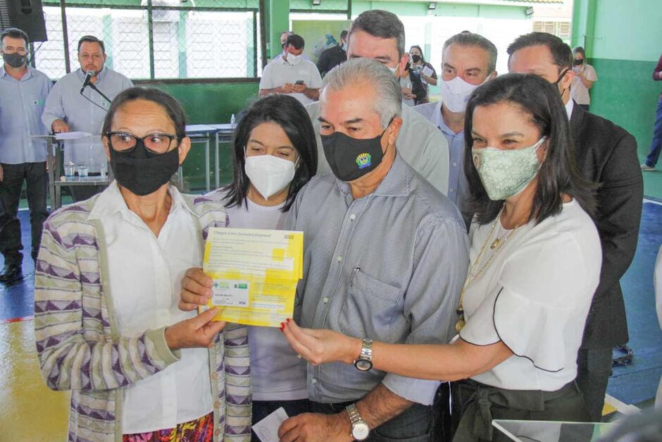Governador Reinaldo entrega cartão do 'Mais Social'