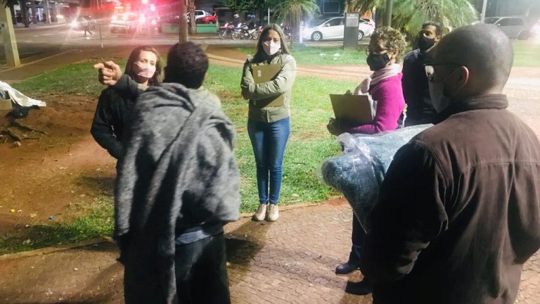 Equipe de assistência social vai atrás de morador de rua para distribuir cobertores