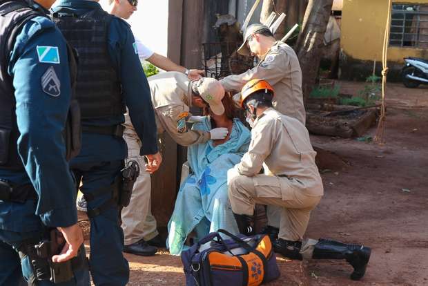 Ela foi atendida pelo Corpo de Bombeiros e encaminhada para a Santa Casa