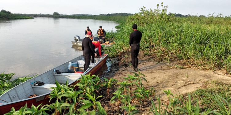 Barcos batem, matam mulher e duas crianças estão desaparecidas