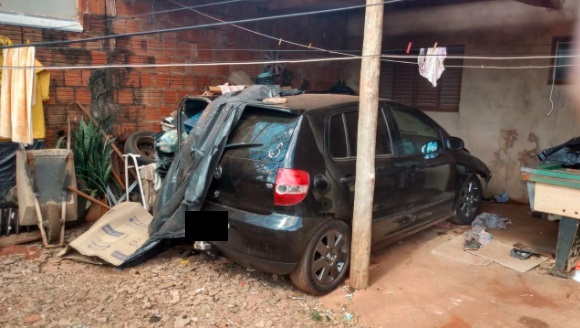 Carro estava coberto com uma lona