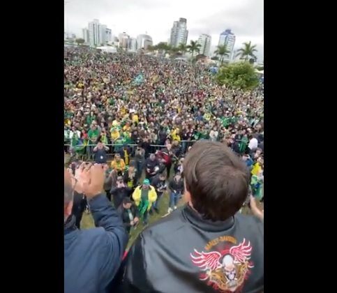 Bolsonaro discursa em evento que ele calcula 20 mil pessoas
