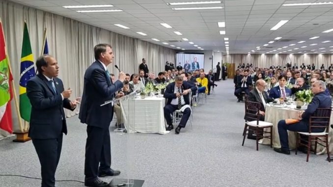 Bolsonaro tem almoço com empresários