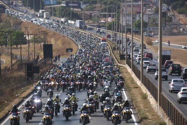 Bolsonaro participou de motociata em horário da tarde nesta sexta