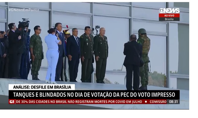 Presidente Jair Bolsonaro participa de desfile militar