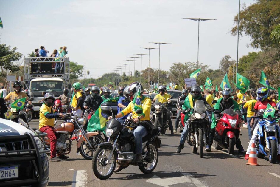 Manifestantes de moto e carro participam do protesto