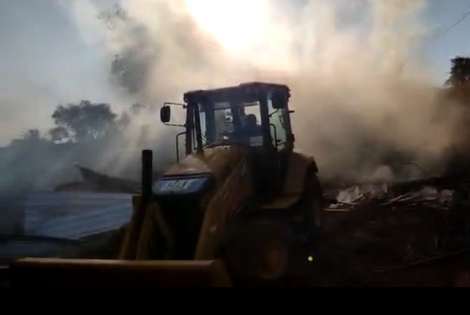 Galpão desaba após incêndio no Noroeste