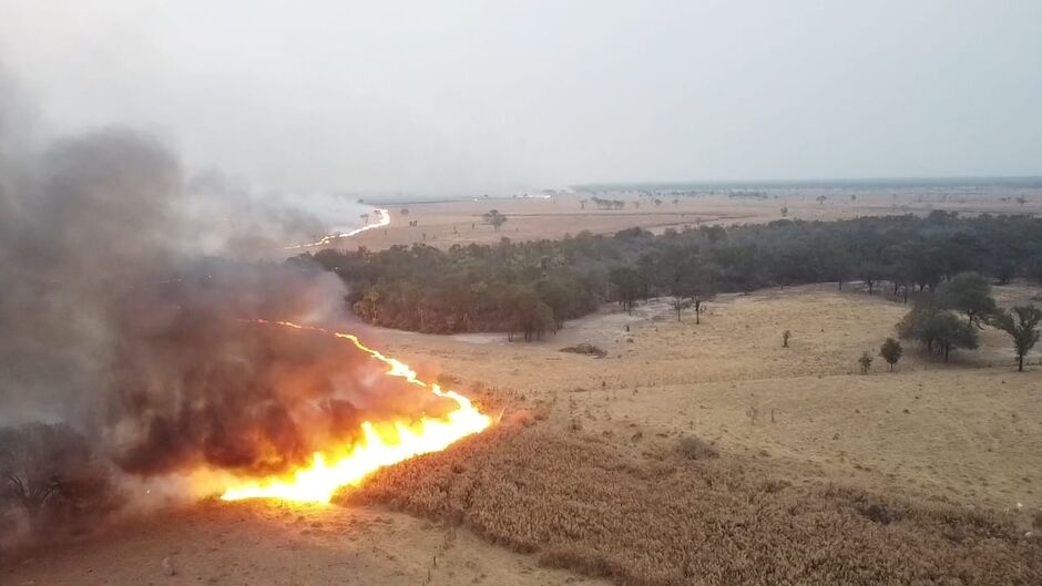 Incêndio queima pontes e corta luz em fazendas