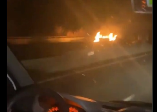 Morador filma carro usado em assalto ser queimado