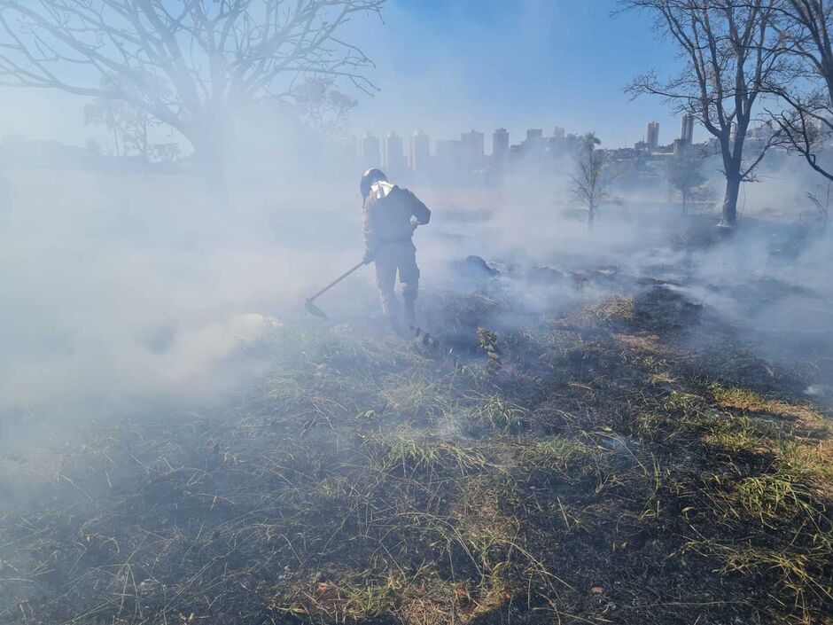 Bombeiros redobraram atenção e esforços para controlar as queimadas em Campo Grande