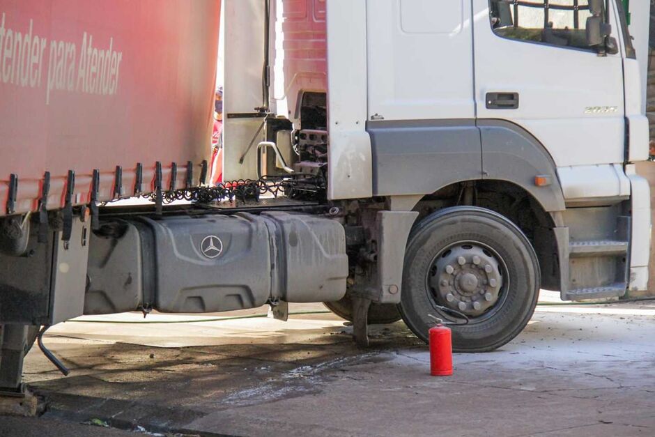 Incêndio ocorreu em uma carreta estacionada