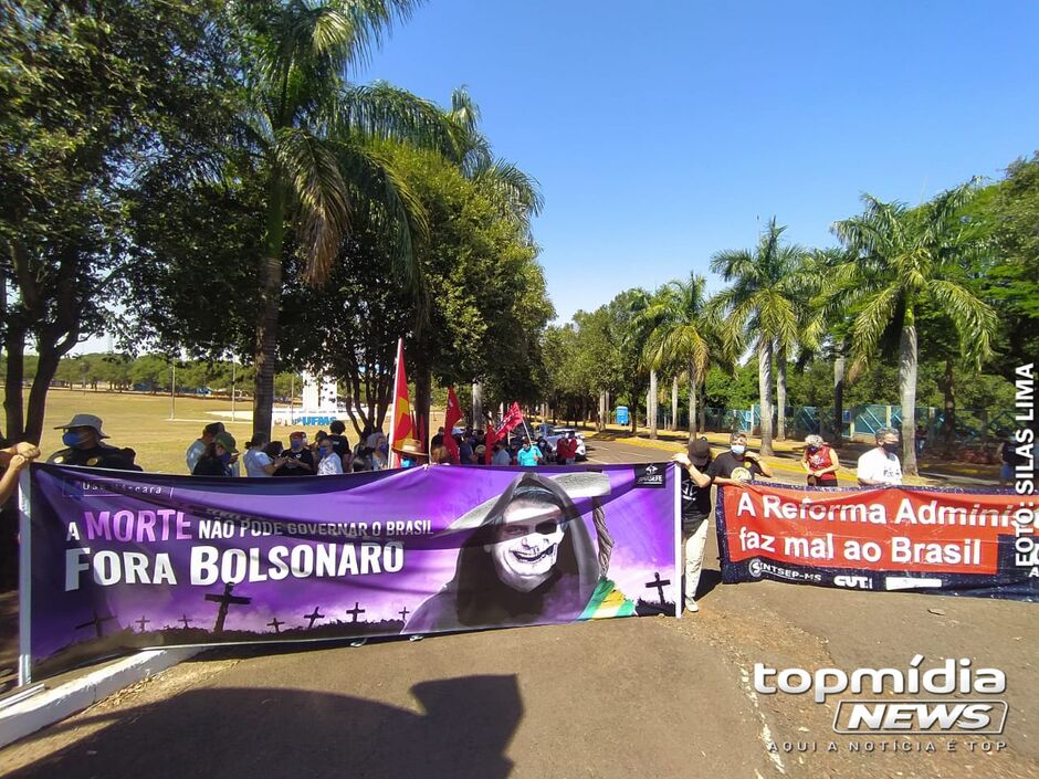 Manifestantes protestaram em frente a UFMS