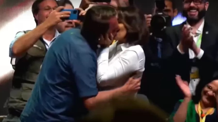 Bolsonaro beija Michelle após ser 'acusado' de ser gay